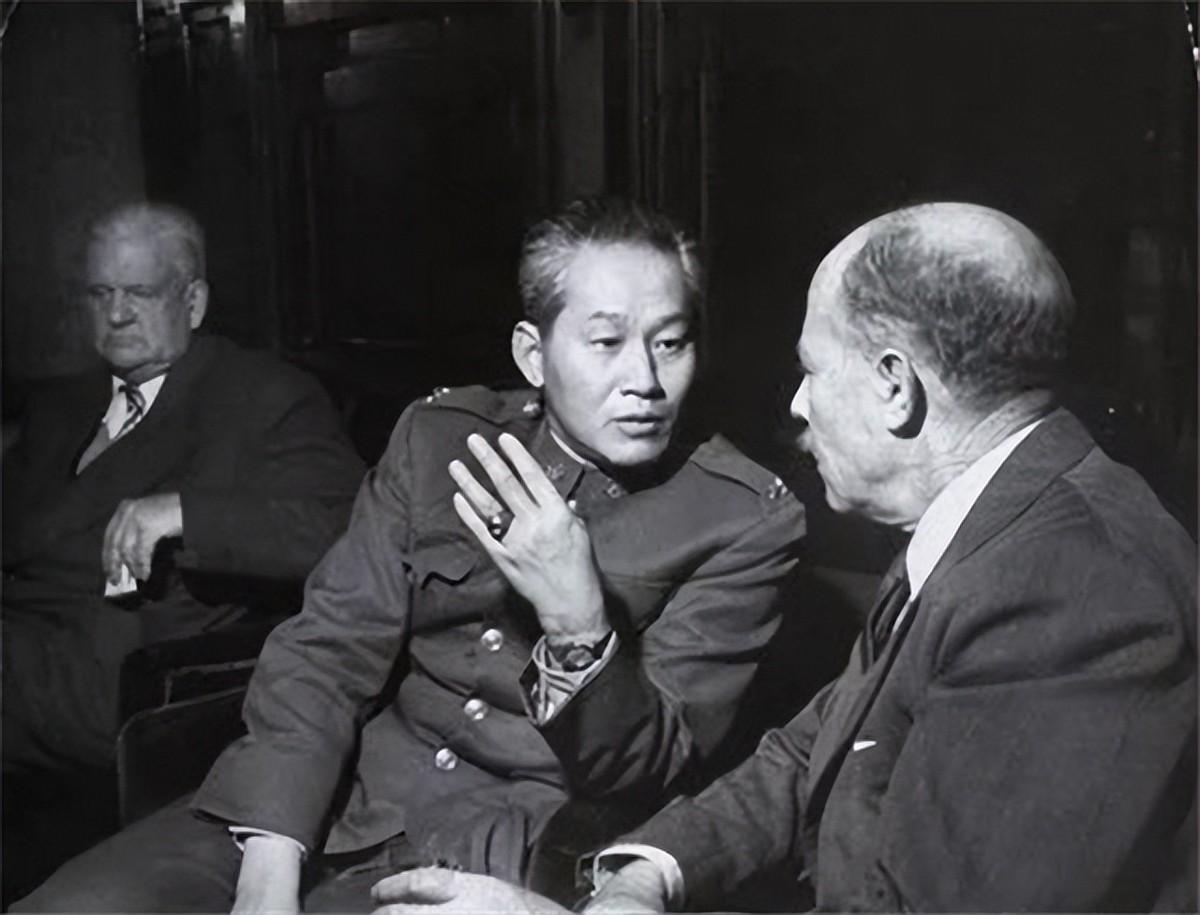 1990年孙立人病逝,临终前拉着儿子的手交代:不葬大陆,棺不入土