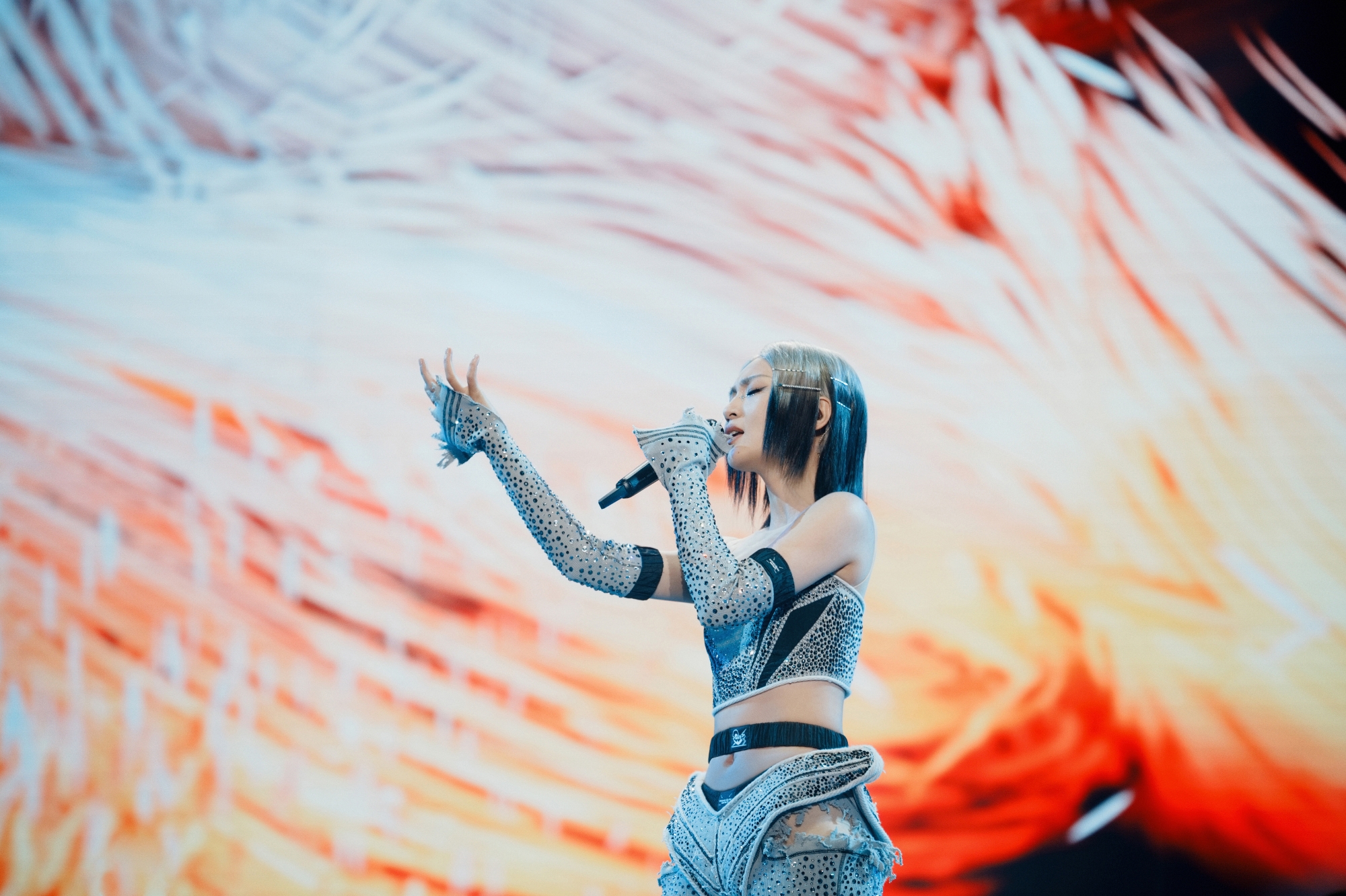 05超女三强同天开唱:李宇春秀美腿,周笔畅比张靓颖更妩媚