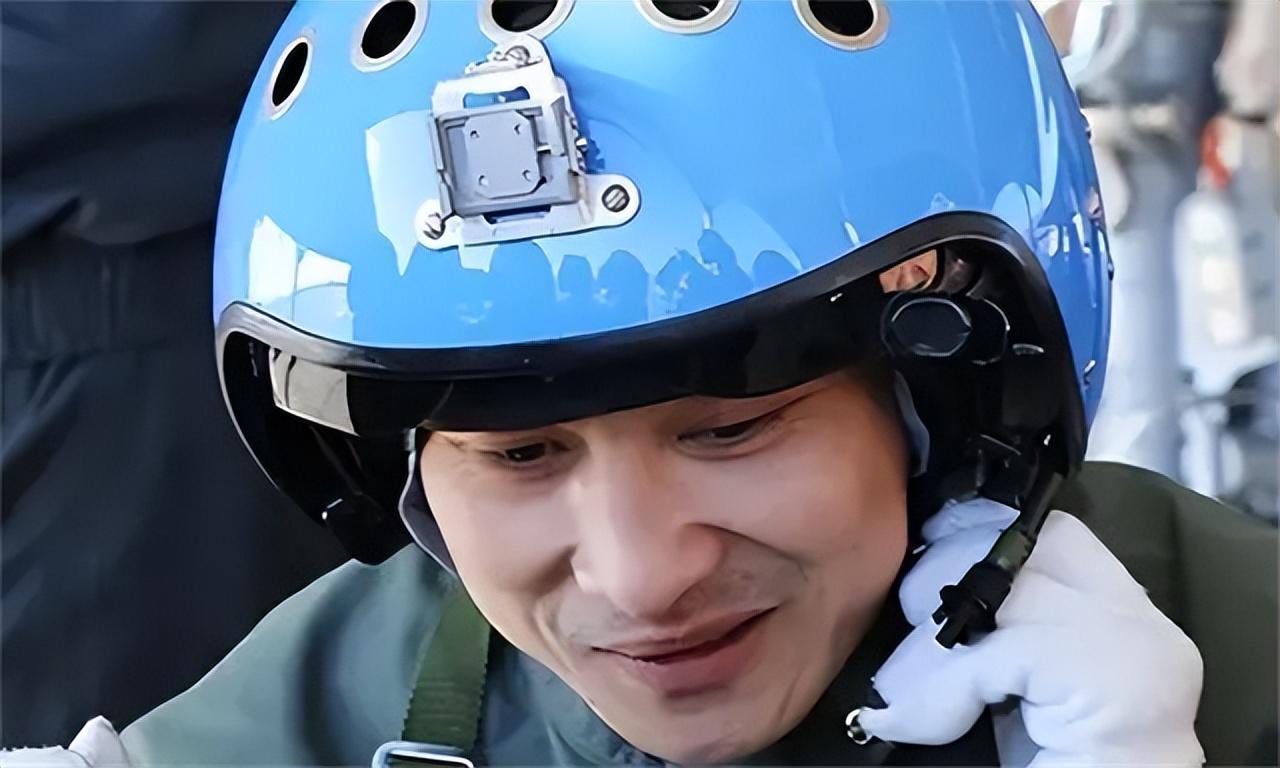 16年航母飞行员张超牺牲,女儿仅2岁,空姐妻子继承夫志应征入伍