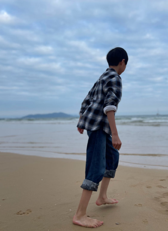 姚晨休假带孩子旅游,俩娃大长腿吸睛,背影一个像妈一个像爸