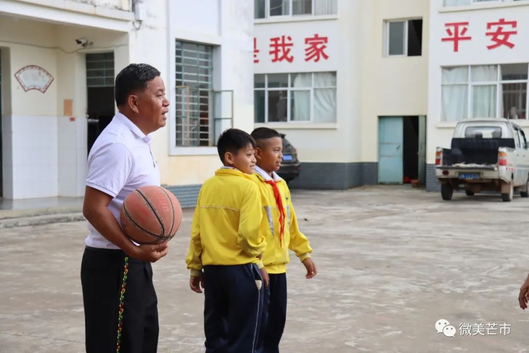 芒市镇中心小学图片