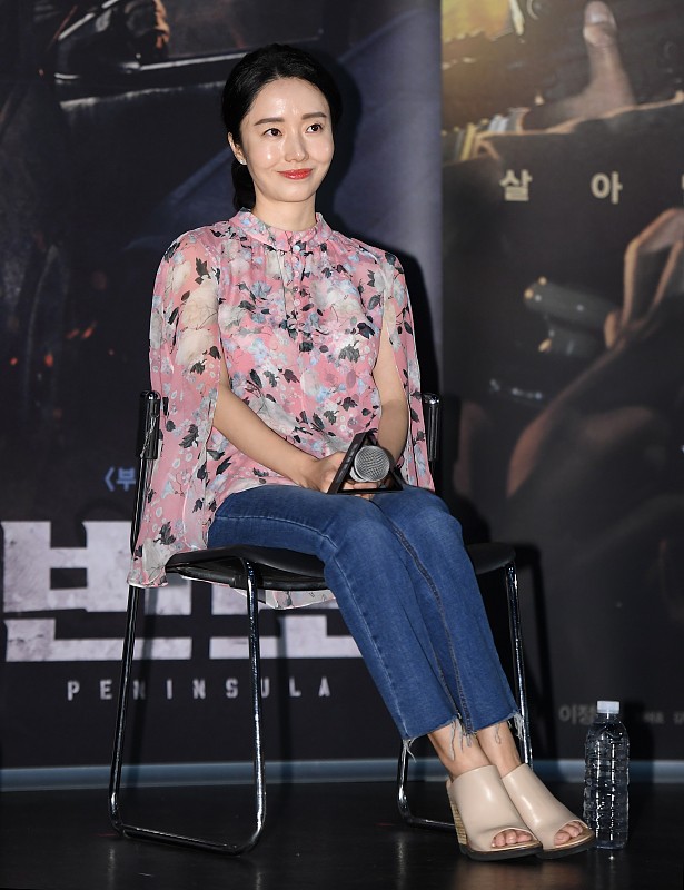 学李贞贤这么搭配裤子,越简单越温柔,中年人的成熟美真好看