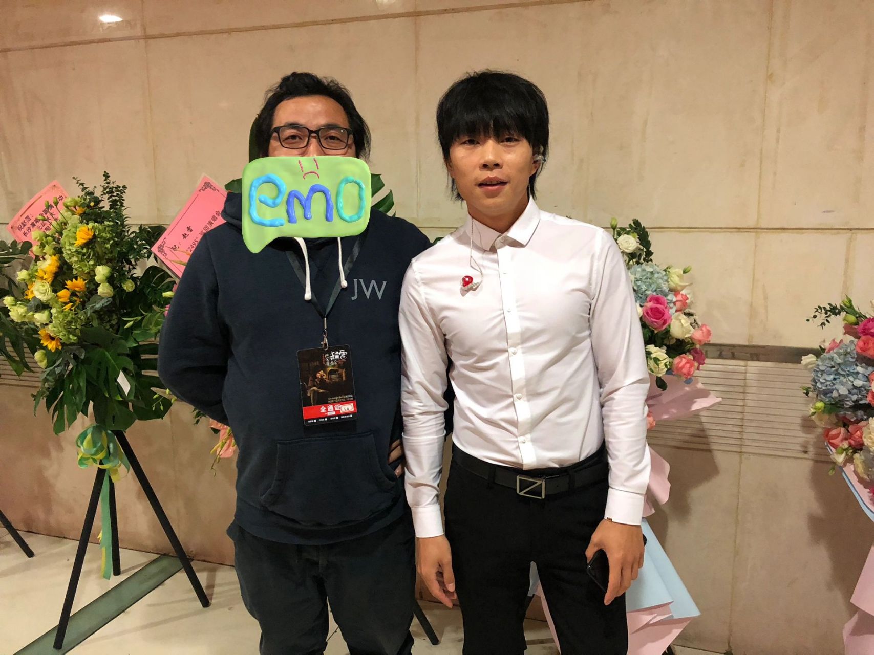 总算和赵雷合影了,签名也搞定了 其实早就有了