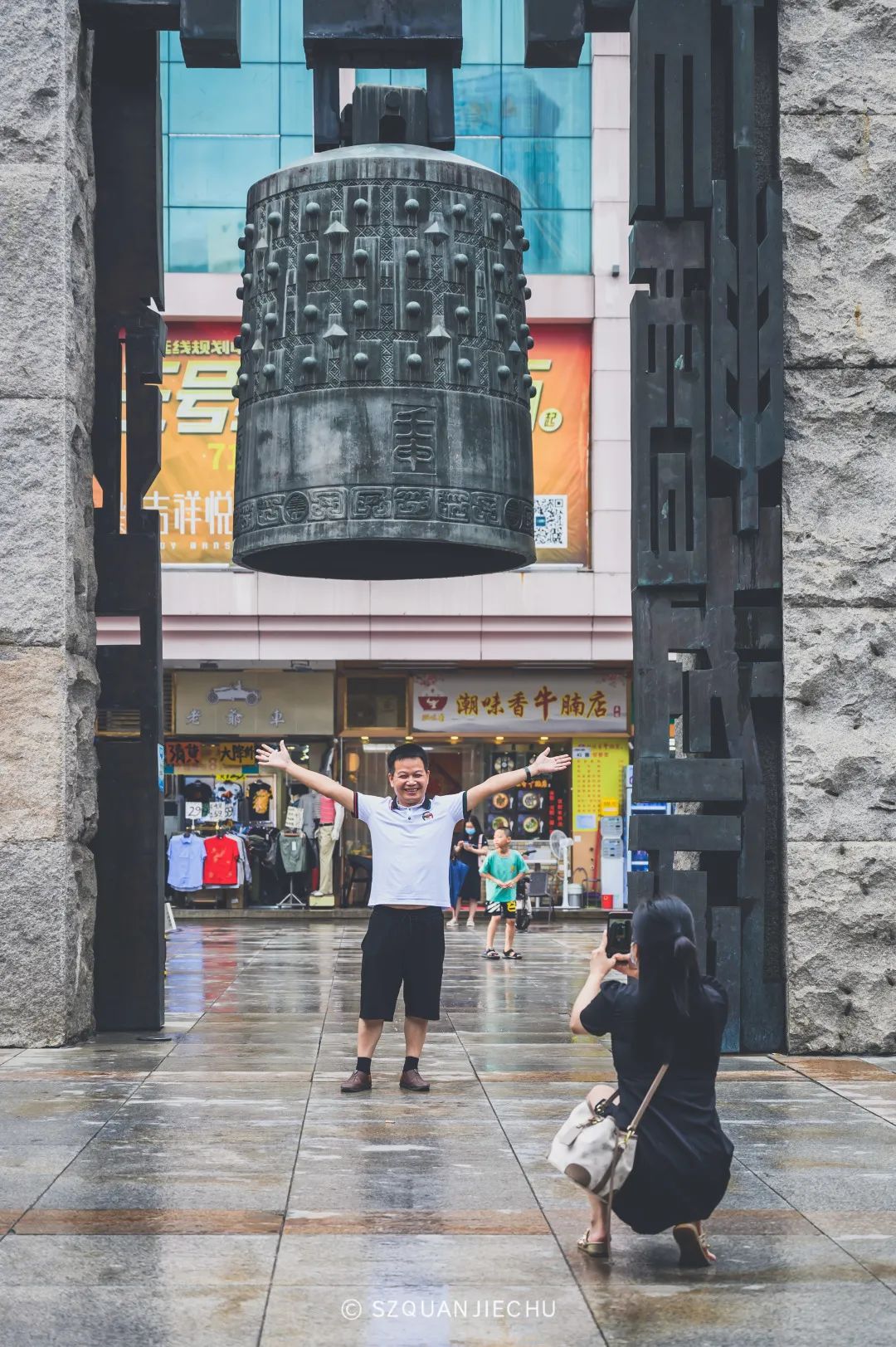 shenzhen dongmen 老街广场的世纪钟,青铜浮雕"东门墟市图,巨型