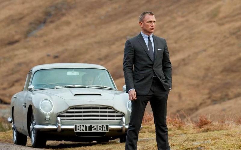 梦露的裙子,007的车,机器人罗比,谁想要?看电影里的天价道具