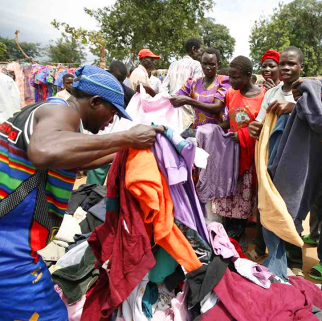 中国捐赠的旧衣服,运送到非洲后变成啥样了?网友:无法接受