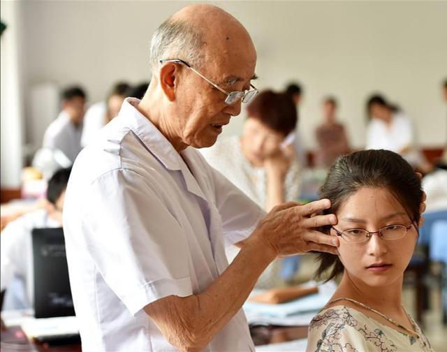 国医大师李业甫,生前创推拿界数个第一,人称"中医推拿第一人"