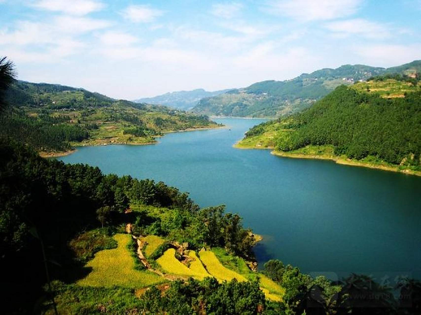 水库位于四川省内江市威远县,拥有得天独厚的自然风光,让人流连忘返