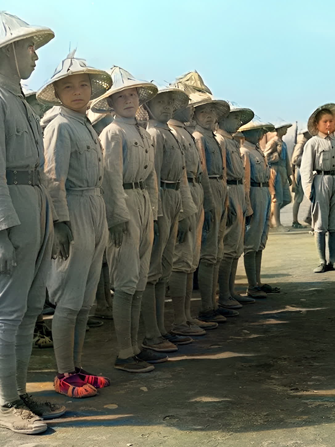 民国女兵练兵,戴斗笠穿军装,草鞋布鞋不同,身材精壮昂首挺胸