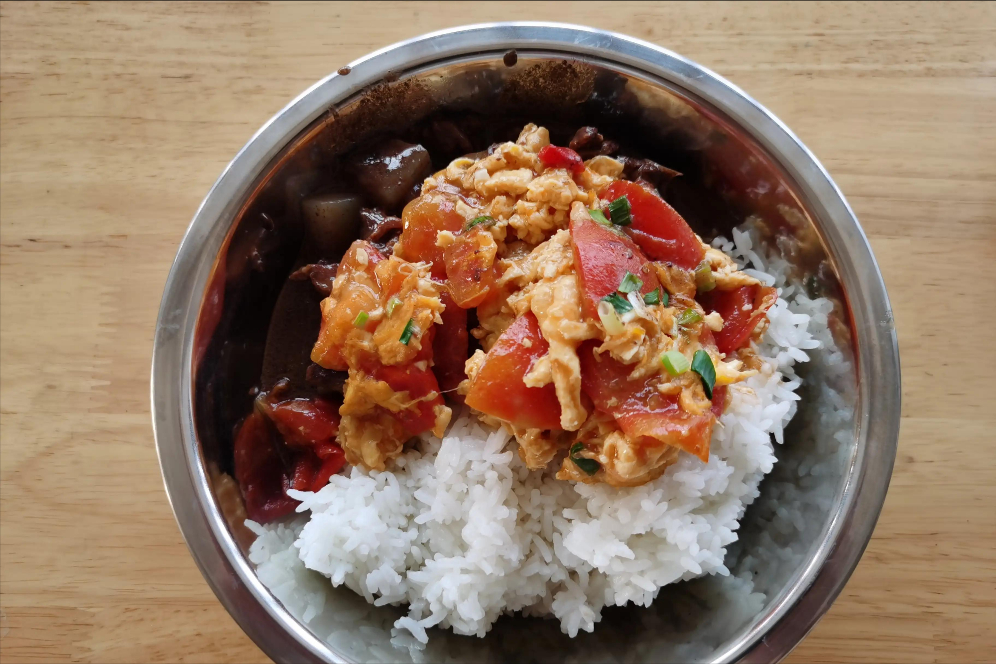 广西一男子在朋友圈晒出单位食堂饭,被人吐槽寒酸,网友却馋哭了