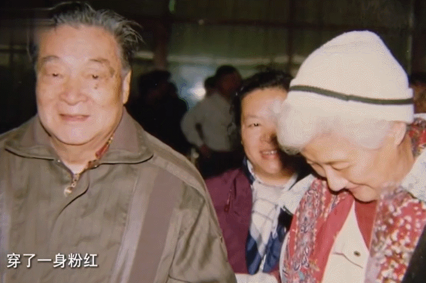 18岁沦为寡妇,与绝色美男虐恋33年:一代传奇女子,就此落幕