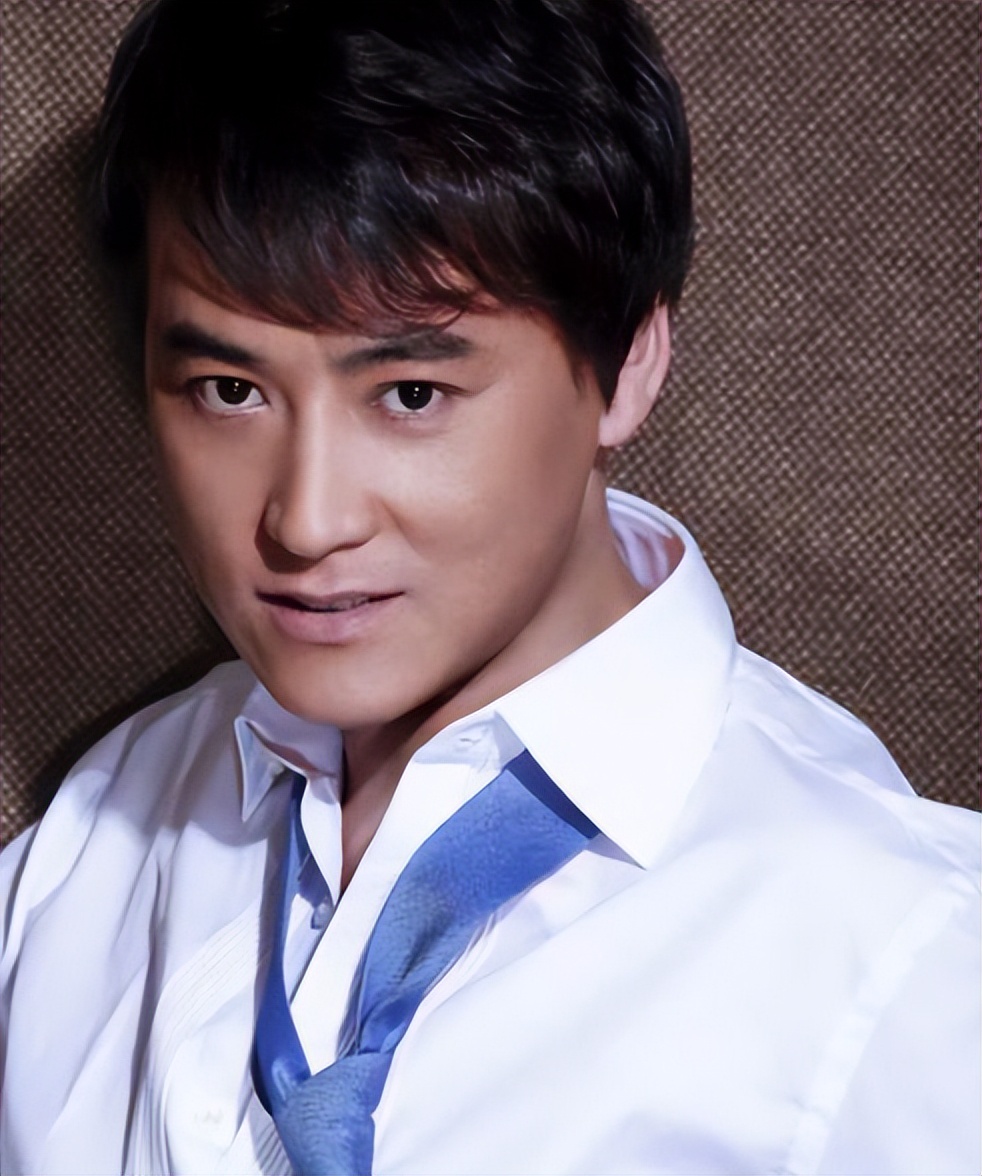 "工作狂"刘小峰:一年拍戏只休4天,娶小16岁妻子生两个儿子