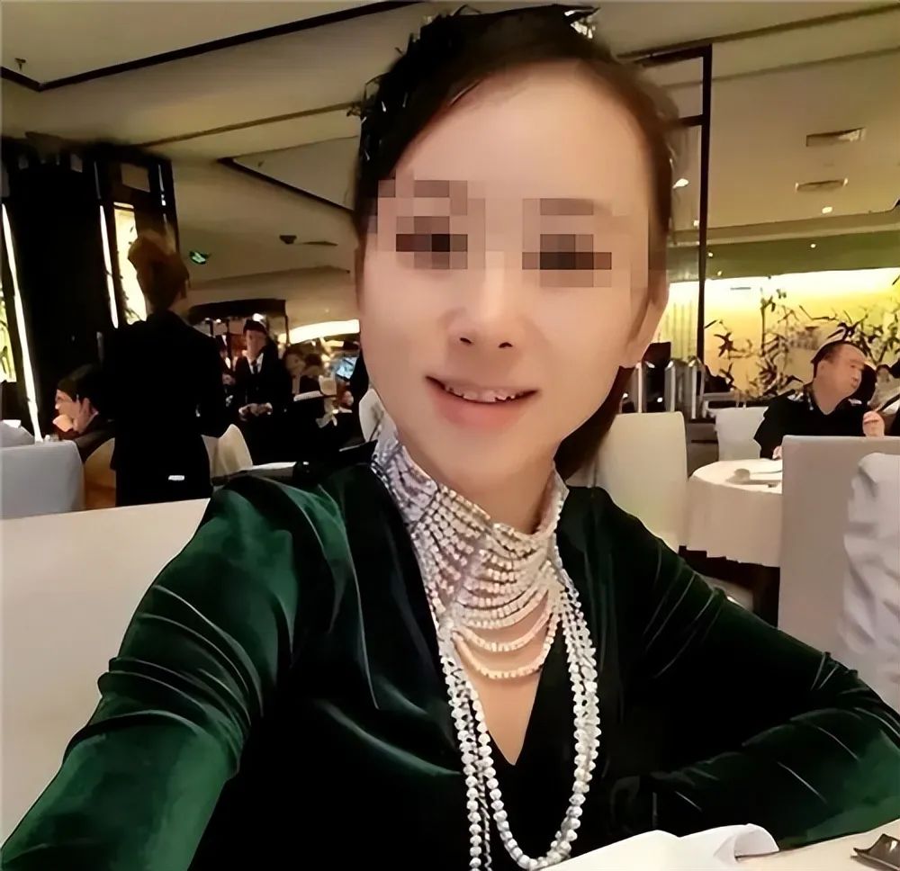 吉林"第一美女主持"纪英男,她的奢靡荒唐,比你想的更恶劣
