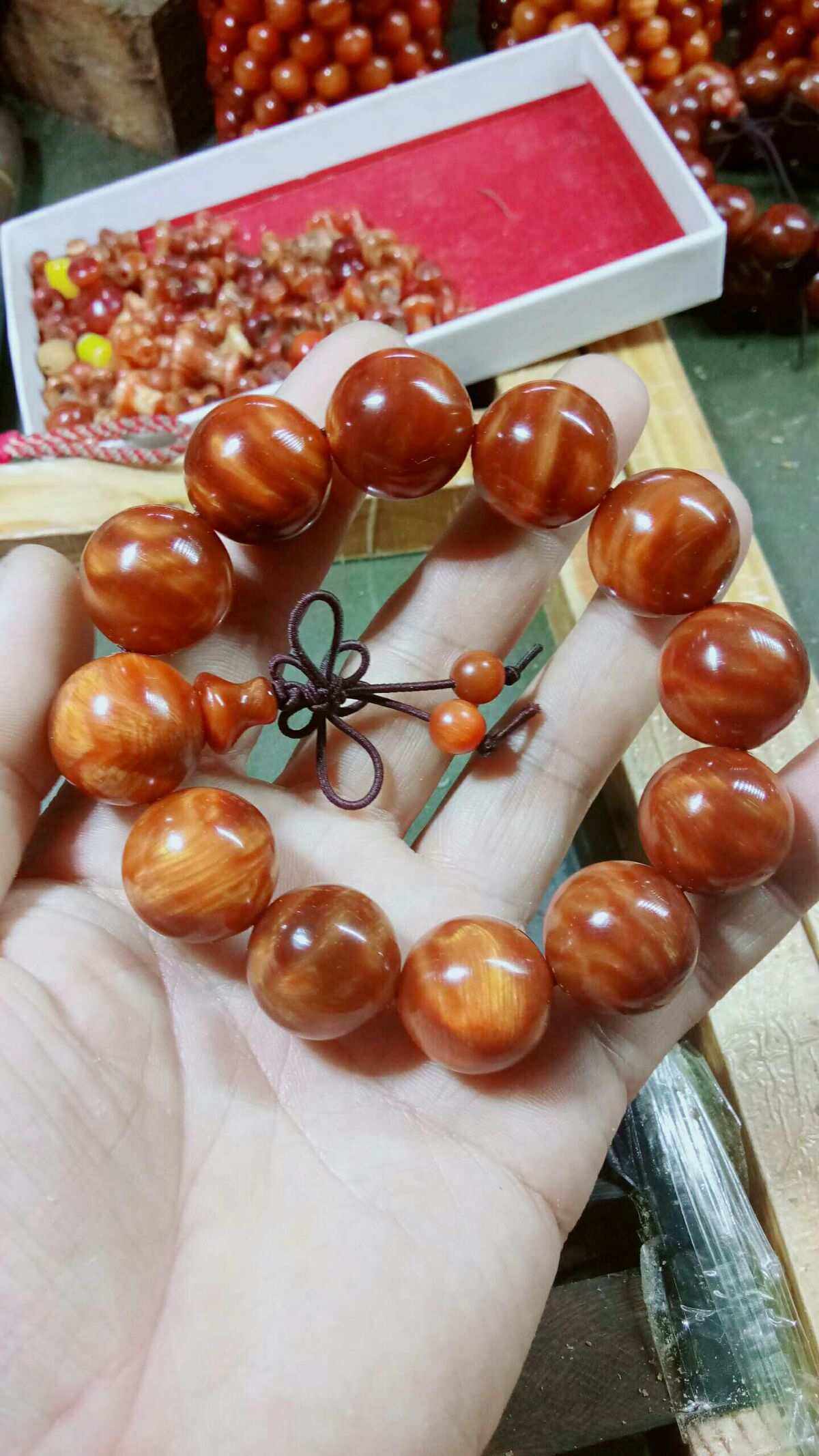 琥珀木手串怎么盘玩