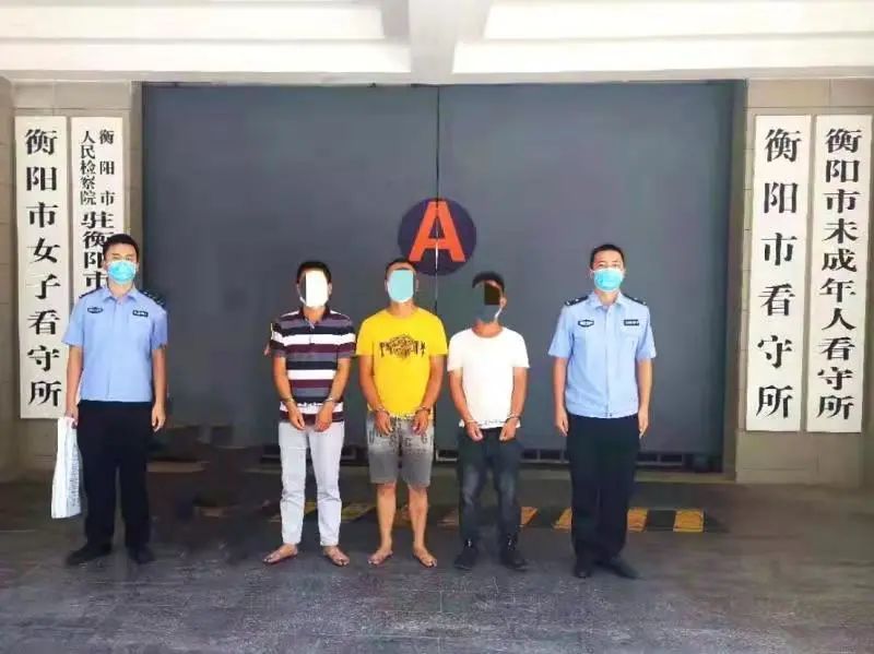 酒吧围殴_酒吧殴打致死_4女子酒吧遭3男子骚扰双方大打出手