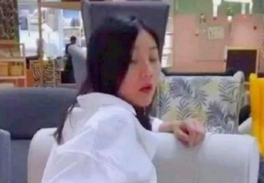 宜家不雅视频事件持续发酵,女主身份曝光,在人群中作出羞耻举动