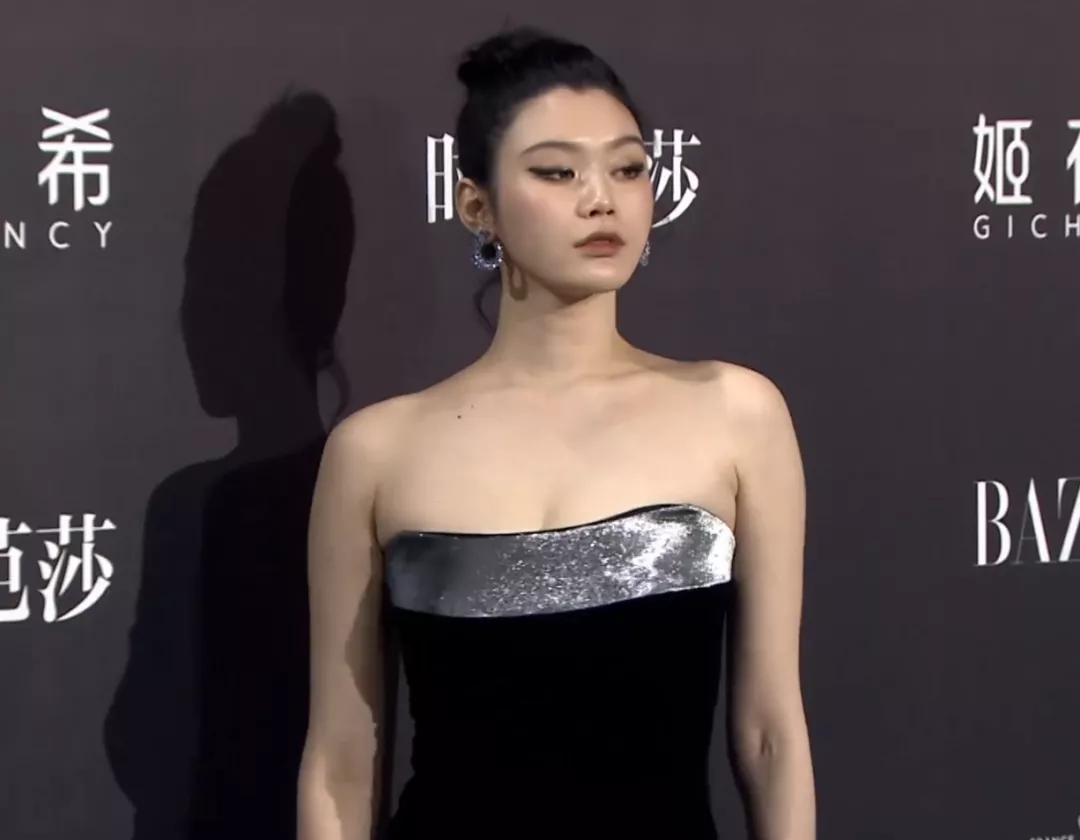 芭莎晚夜红毯生图,杨紫秀香肩小蛮腰,baby薄纱裙像睡衣