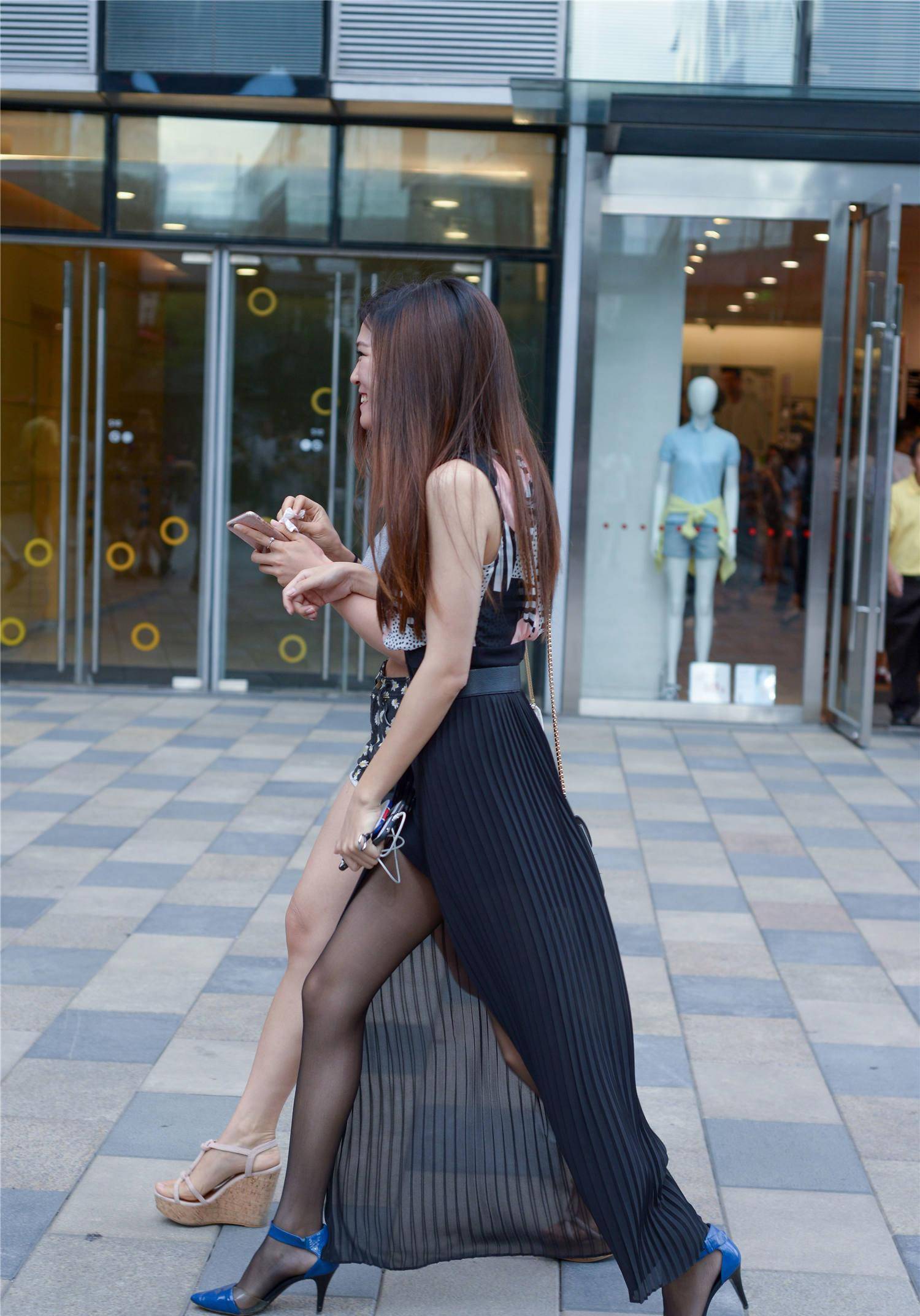 黑色丝袜搭配高跟鞋初秋的穿搭会更有层次感