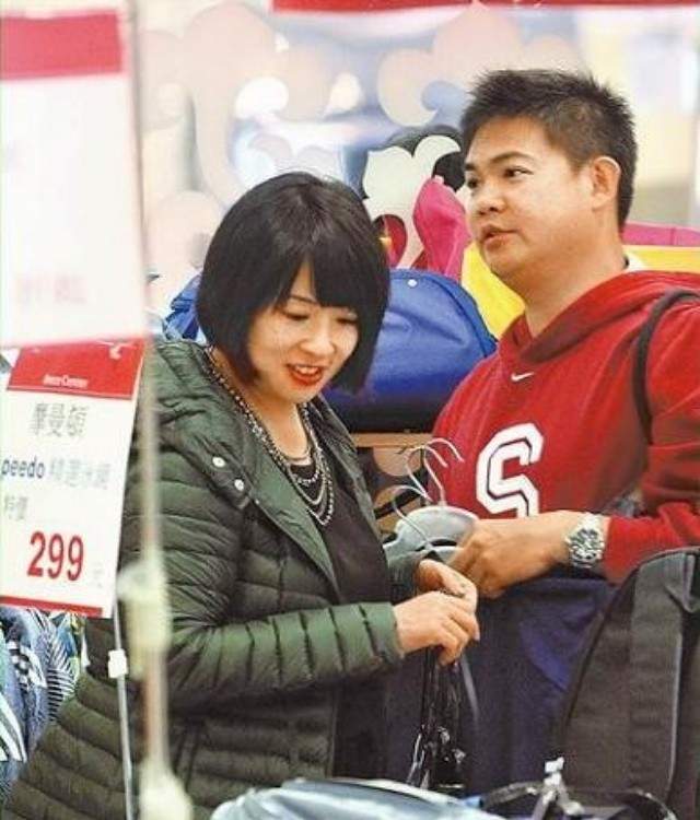 连胜武疑婚内出轨!隔着口罩也要和美女亲吻!太太为仨娃选择原谅