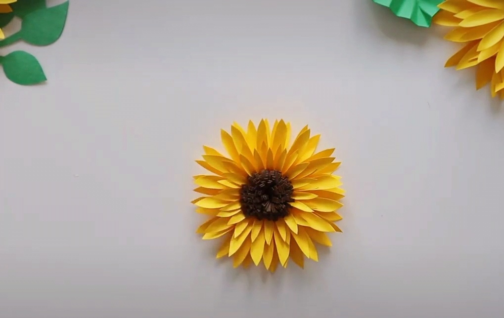 一款适合挂墙上的向日葵纸花!