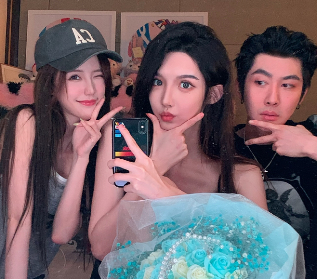 网红艾比晒婚纱照,头被头纱蒙着,手拿鲜花,却不见新郎身影