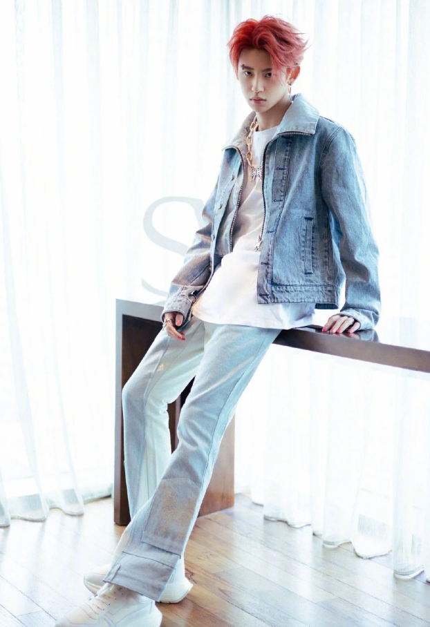 新生代歌手小鬼王琳凯,穿牛仔服演绎休闲风,倒装口袋显腿长