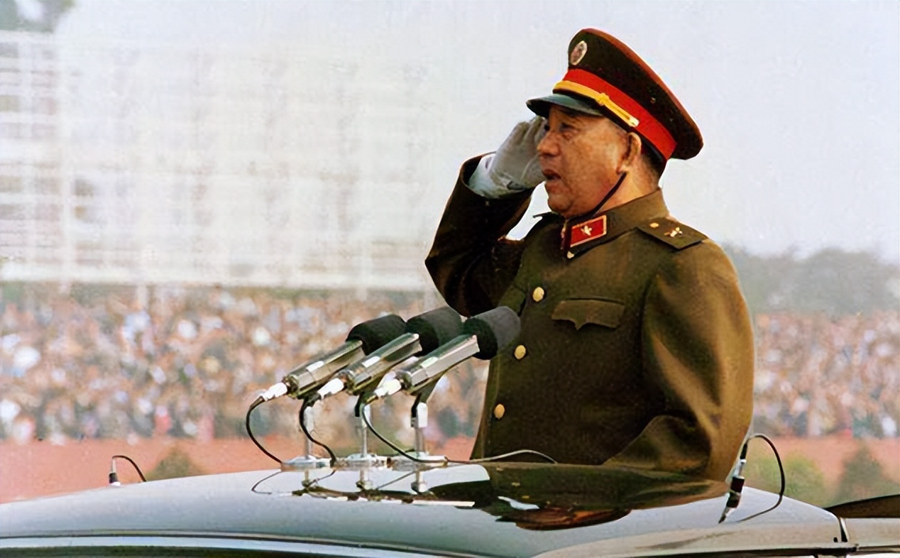 1975年,秦基伟将军调入北京军区,任第二政委,他的上司是谁?