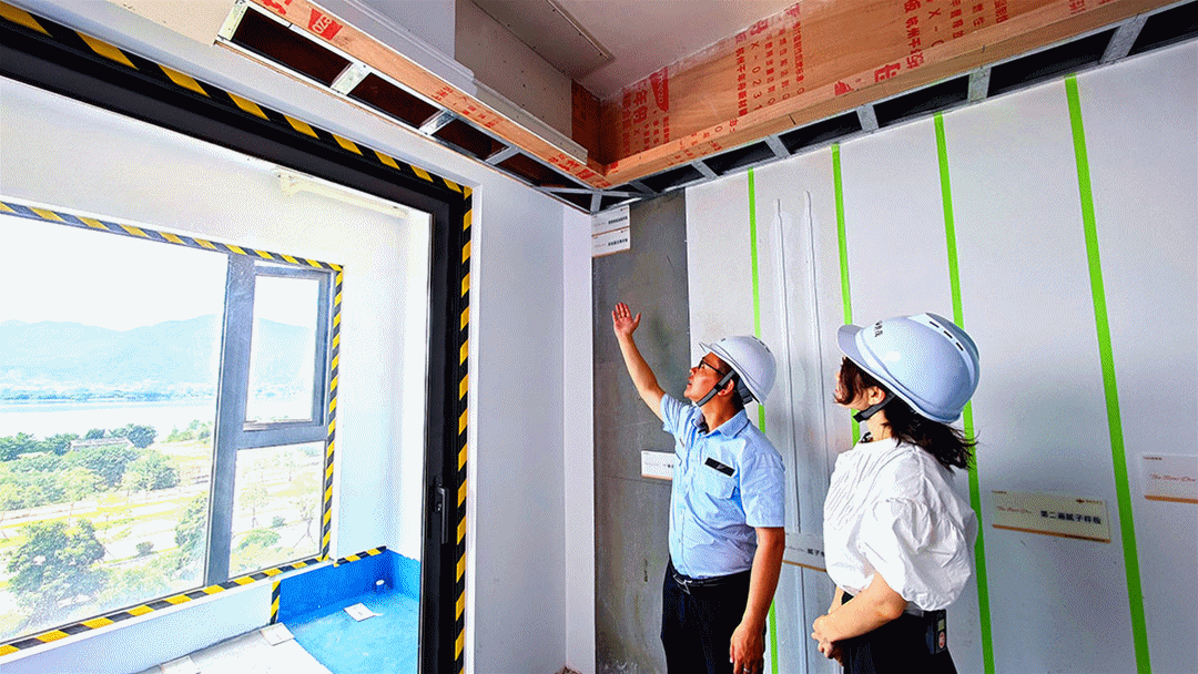 在实在工厂工法样板间,客户还能看到客厅吊顶,墙面涂饰,用水区防水