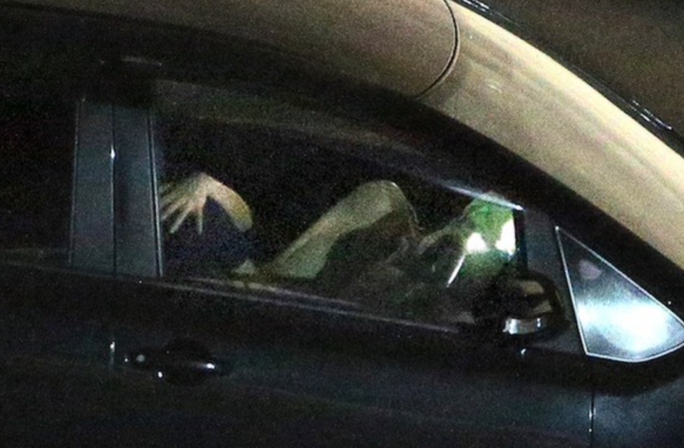 厦门"路虎女"醉酒在车上狂嗨,市民举手机现场直播,这场面不宜