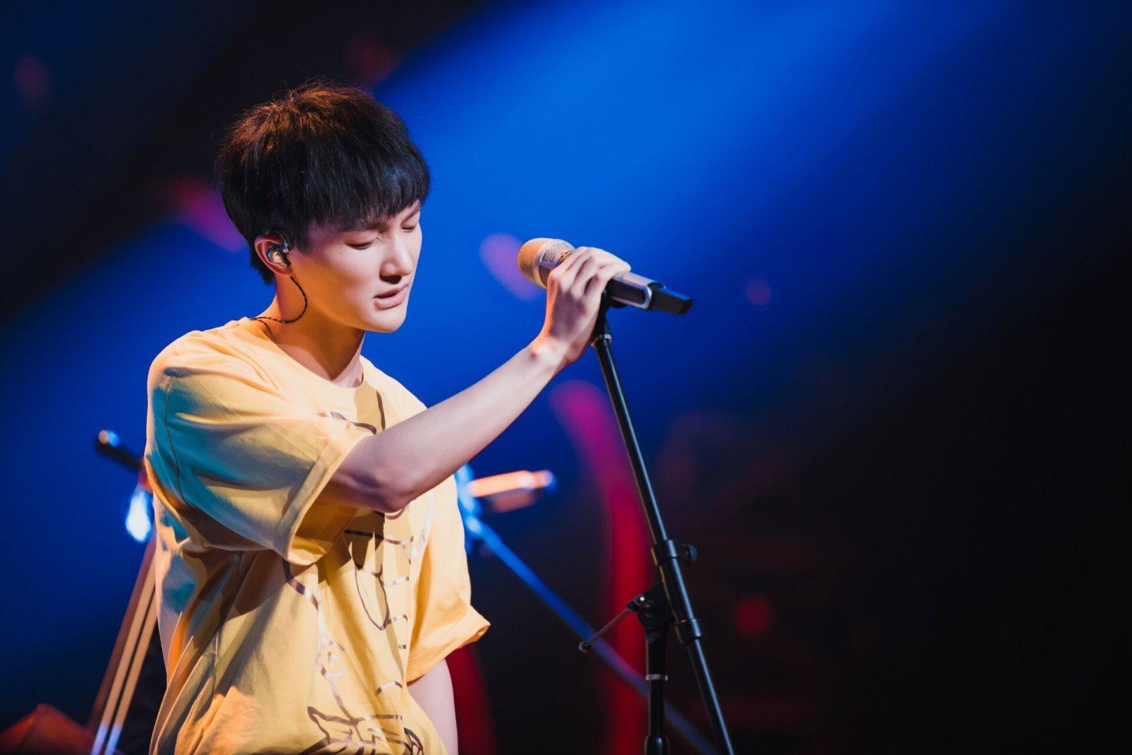 郝蕾犀利评价学员,周深自爆退学黑历史,优秀的人都有这个特质