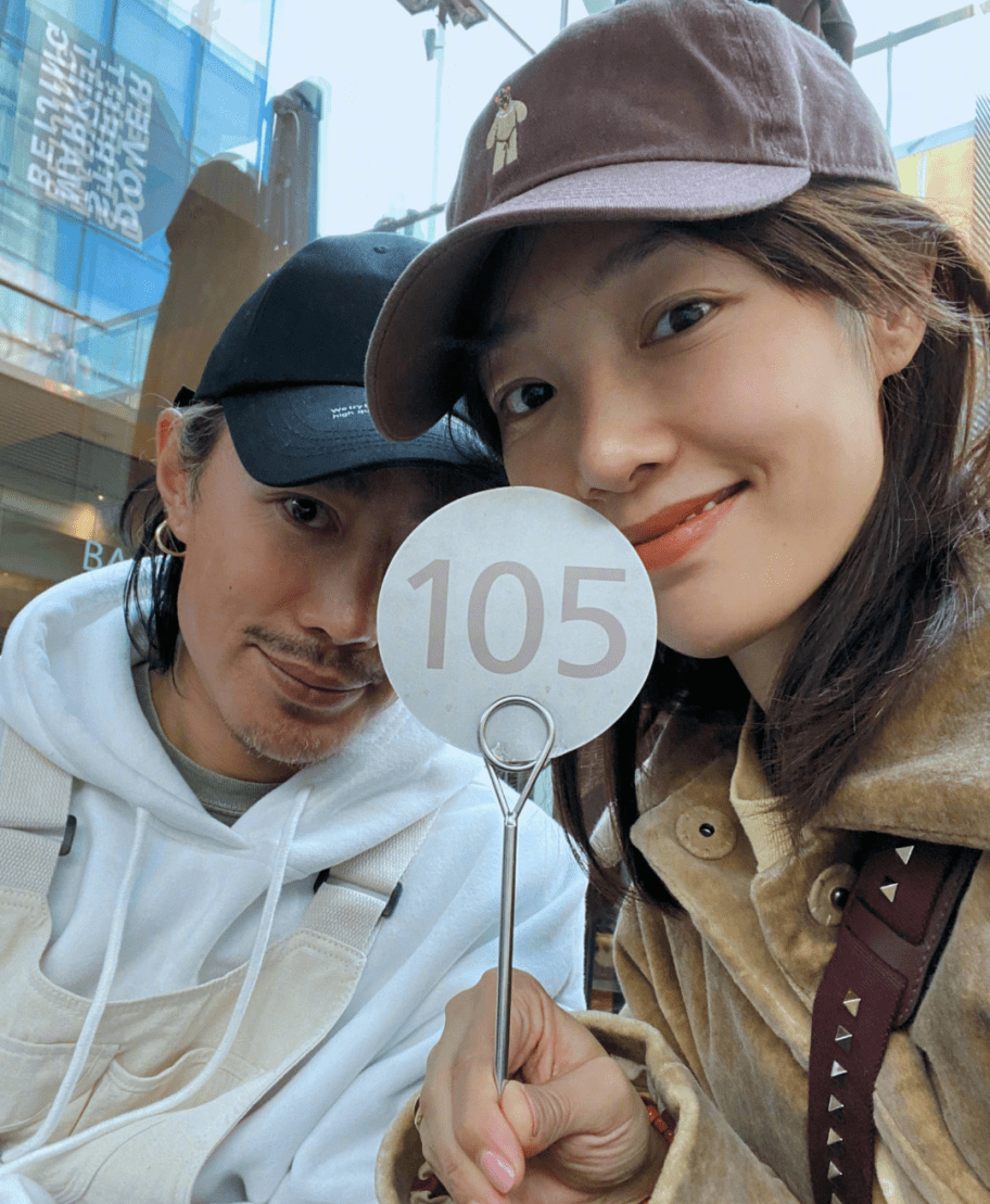 回顾白百何抽烟喝酒被拍动作娴熟烟瘾超大当众挠鼻子形象邋遢