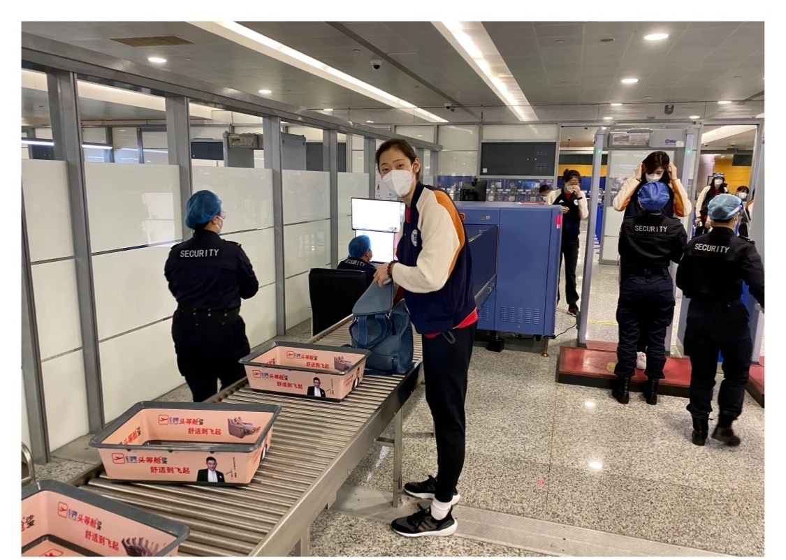 时隔573天,中国女排再过日本海关!上次是16人,如今是15名球员