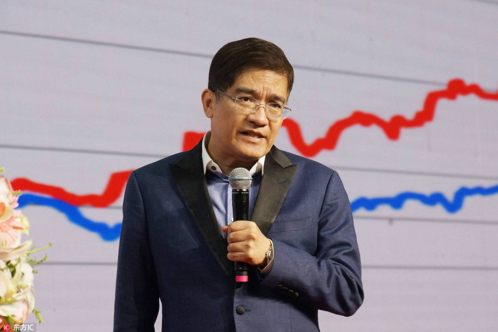 郎咸平:爱上小31岁空姐,联合妻子夺回两套房,还要900万赔偿