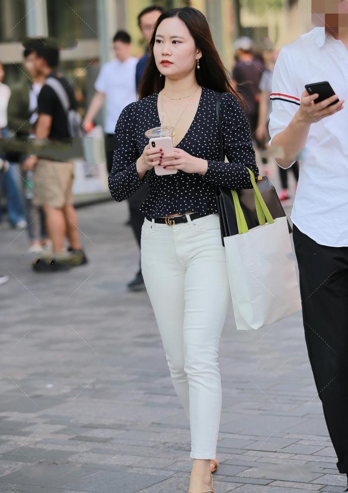 小爱心波点上衣,美女搭配"白色紧身裤",沉稳气质穿搭太迷人了