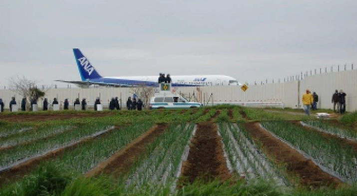 日本神奇"钉子户",住在机场里长达40年,还在跑道旁种菜