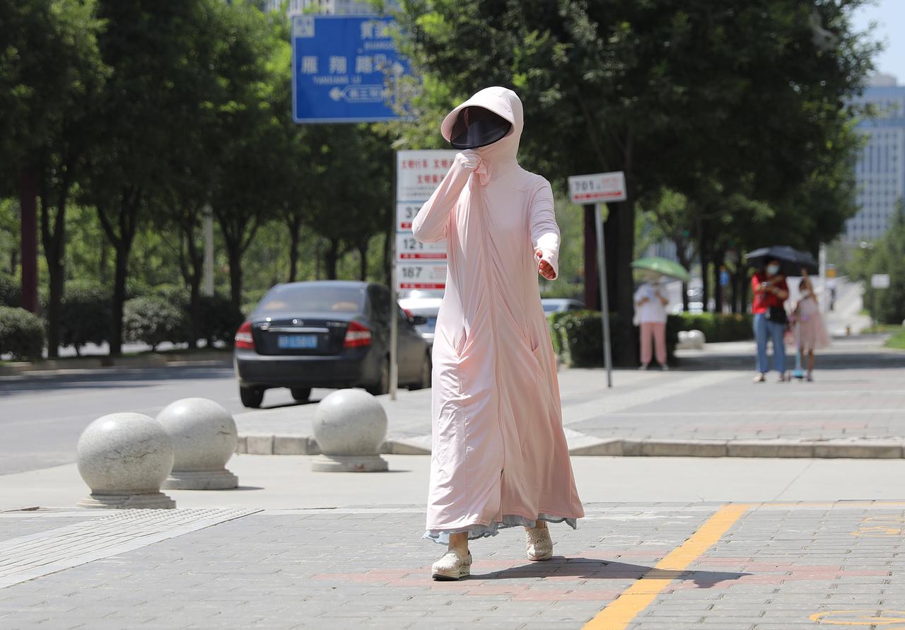 商家制造紫外线焦虑,硬防晒火爆街头,有人全副武装却得了病