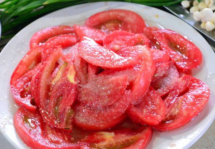 凉拌西红柿不要只会放糖了,多加一点"它",西红柿出汤多更好吃