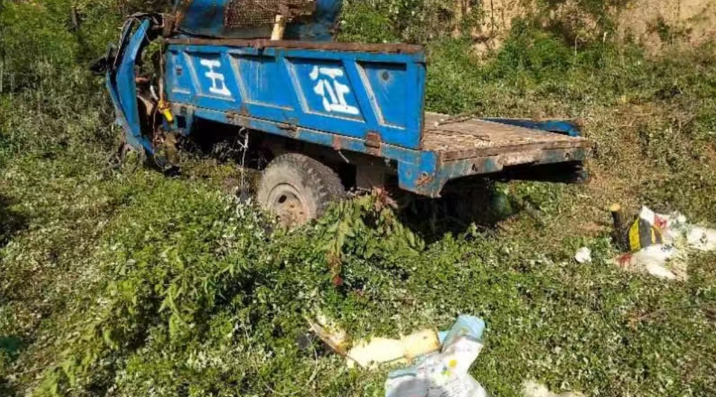 痛心!河南一农用三轮车翻入沟中致3死6伤,现场曝光