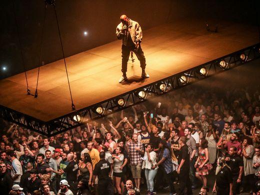 侃爷巡演期间背着金卡戴珊与粉丝发生关系,新歌疑似承认婚内出轨