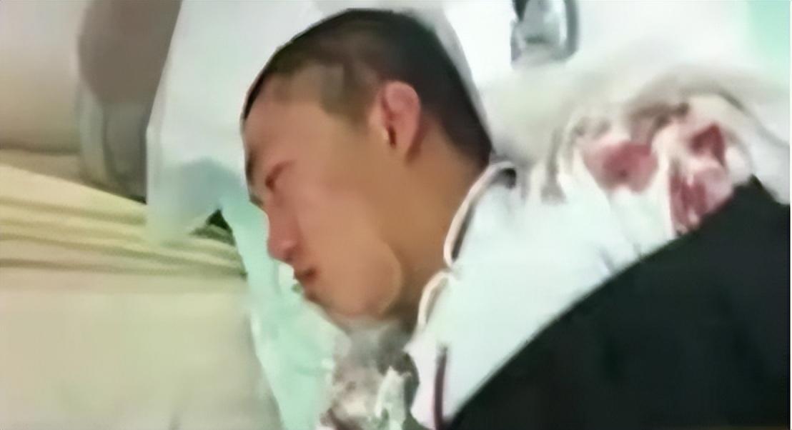 回顾11年少年与富二代发生冲突后被对方父母叫人砍断双手丧命