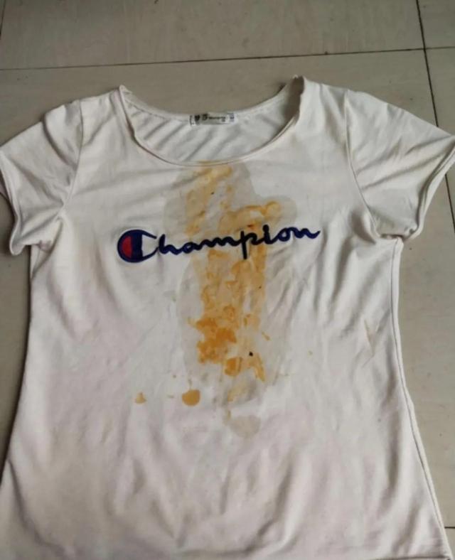 衣服上面溅了油,不要使劲搓,很伤衣服,学会这几招轻松去掉