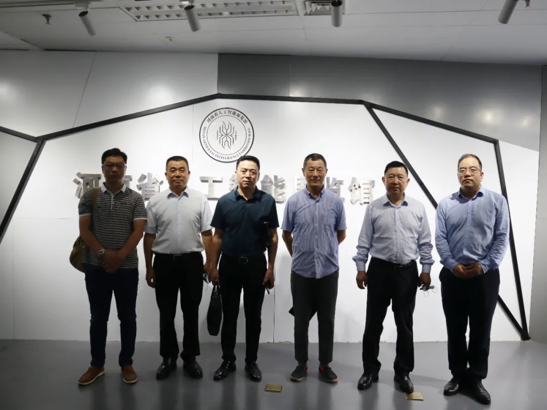 华兴通信董事长,博士刘平堂一行莅临展览馆参观交流