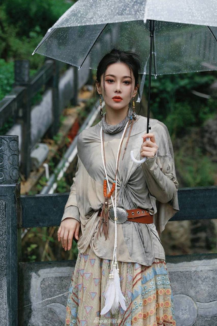 张馨予综艺《悠然的客栈》雨天撑伞写真曝光.