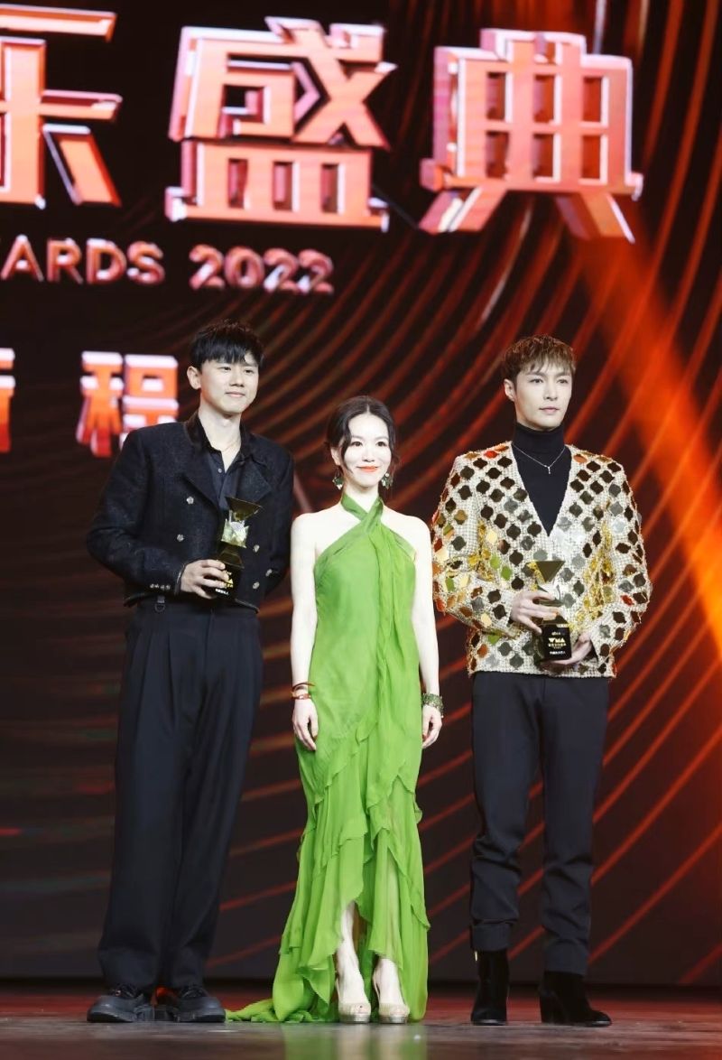 张艺兴帮李宇春张杰拍照!成果被指是直男角度,果然还是你会拍