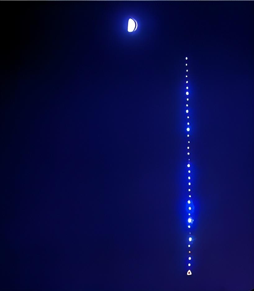 不明飞行物?绵阳天空出现不明发光体,排列整齐 网友:不要打听