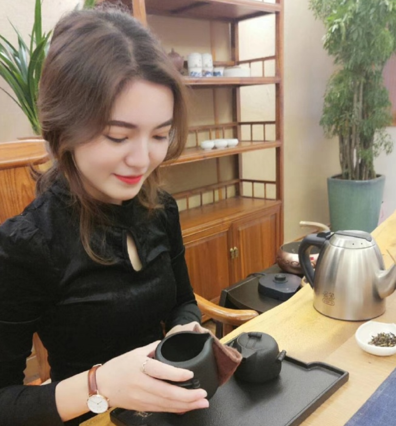 85后超级女富豪:23岁"临危受命"接手父亲家业,掌管8700亿资本