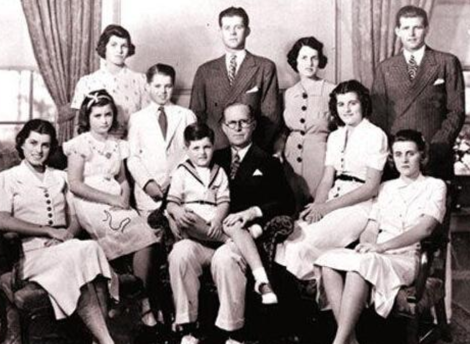 目前,全球最有钱的家族是沃尔顿家族,资产2470亿美元