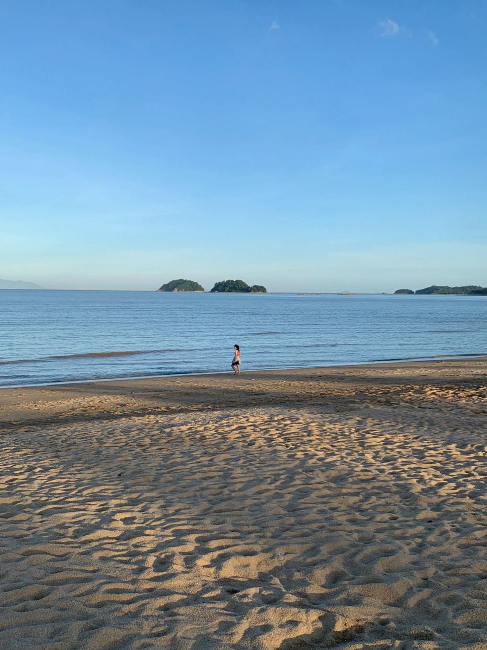 位置:唐家湾沙滩 交通: 公交建议坐到 中山大学东 再下车 开车的话