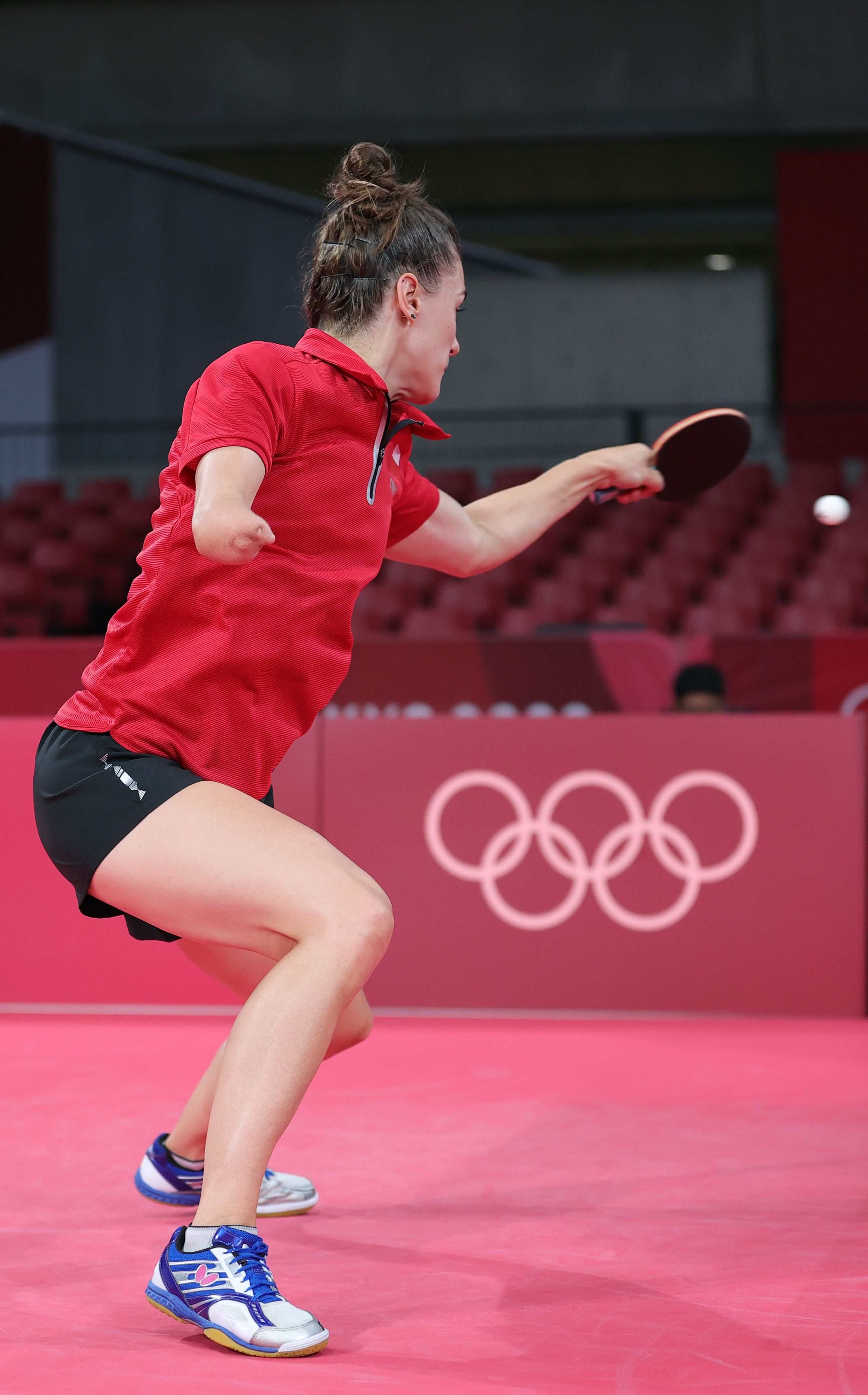 乒乓球赛场上的残疾人运动员