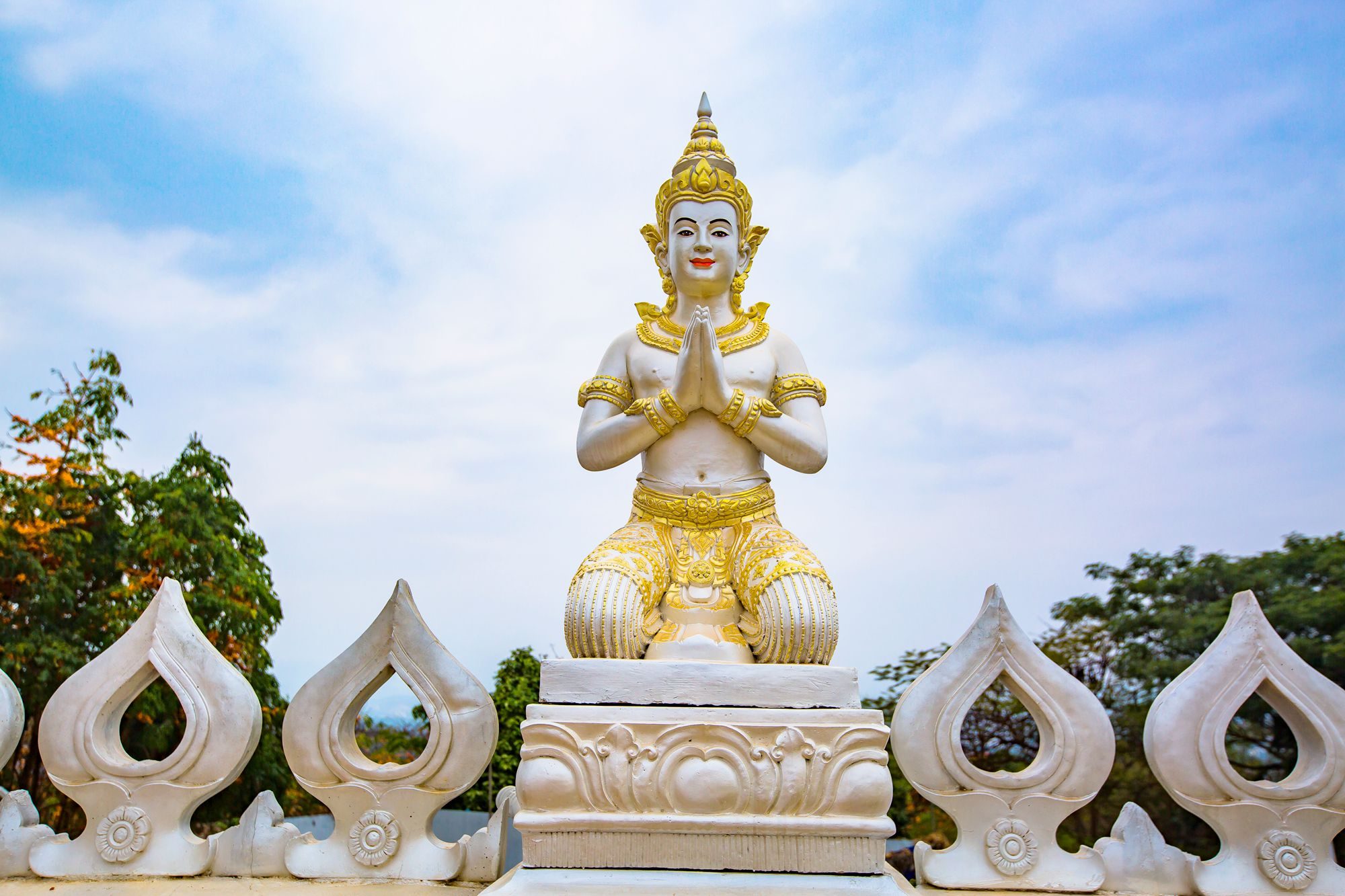 西双版纳有一座般若寺,造型独特,颜色洁白,成为了网红打卡地